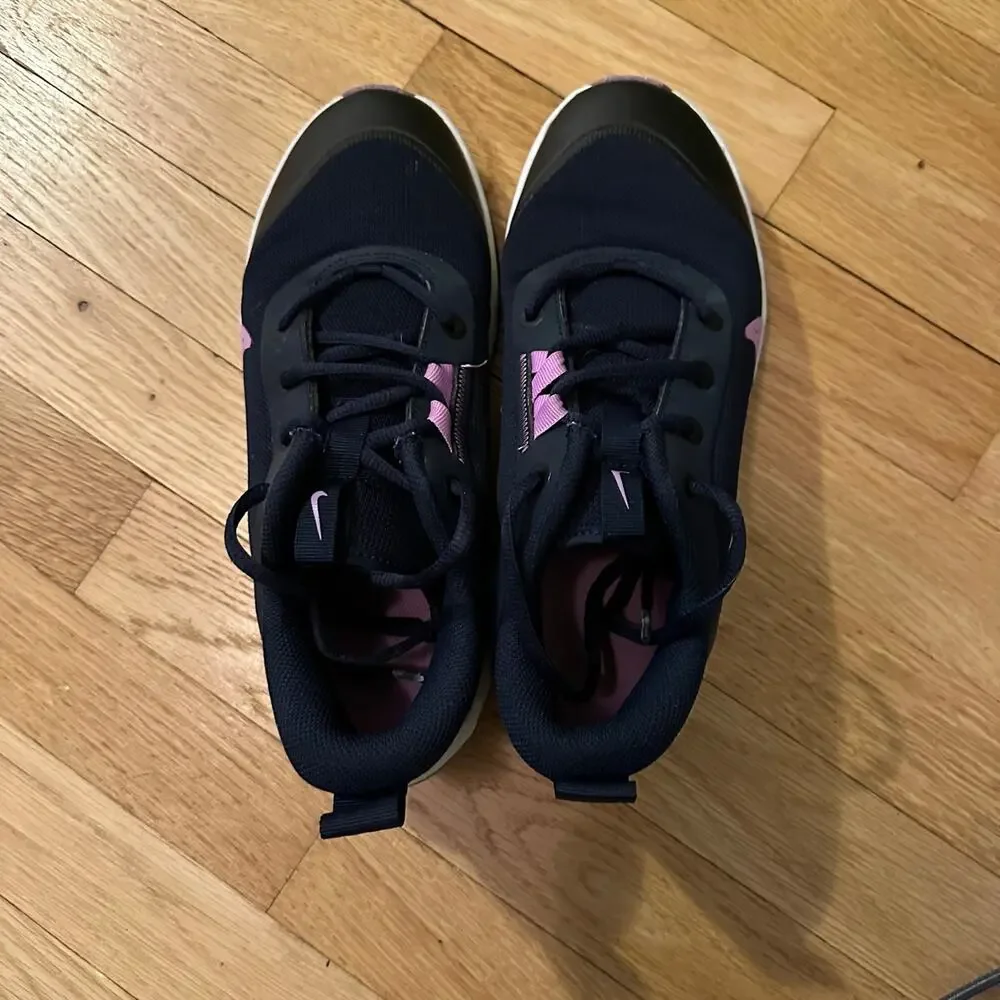 Nike Omni Multi-Court 'Obsidian Rush Fuchsia